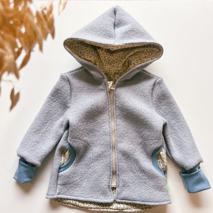 Montessori Walkjacke in Blau mit  Blaubeerpflanze, magnetischen Reißverschluss