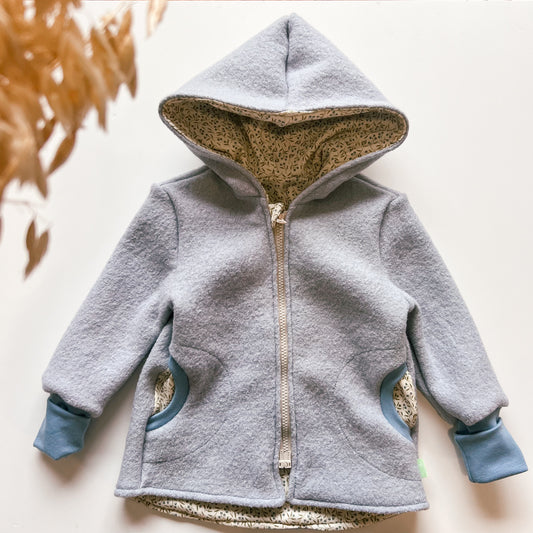 Montessori Walkjacke in Blau mit  Blaubeerpflanze, magnetischen Reißverschluss