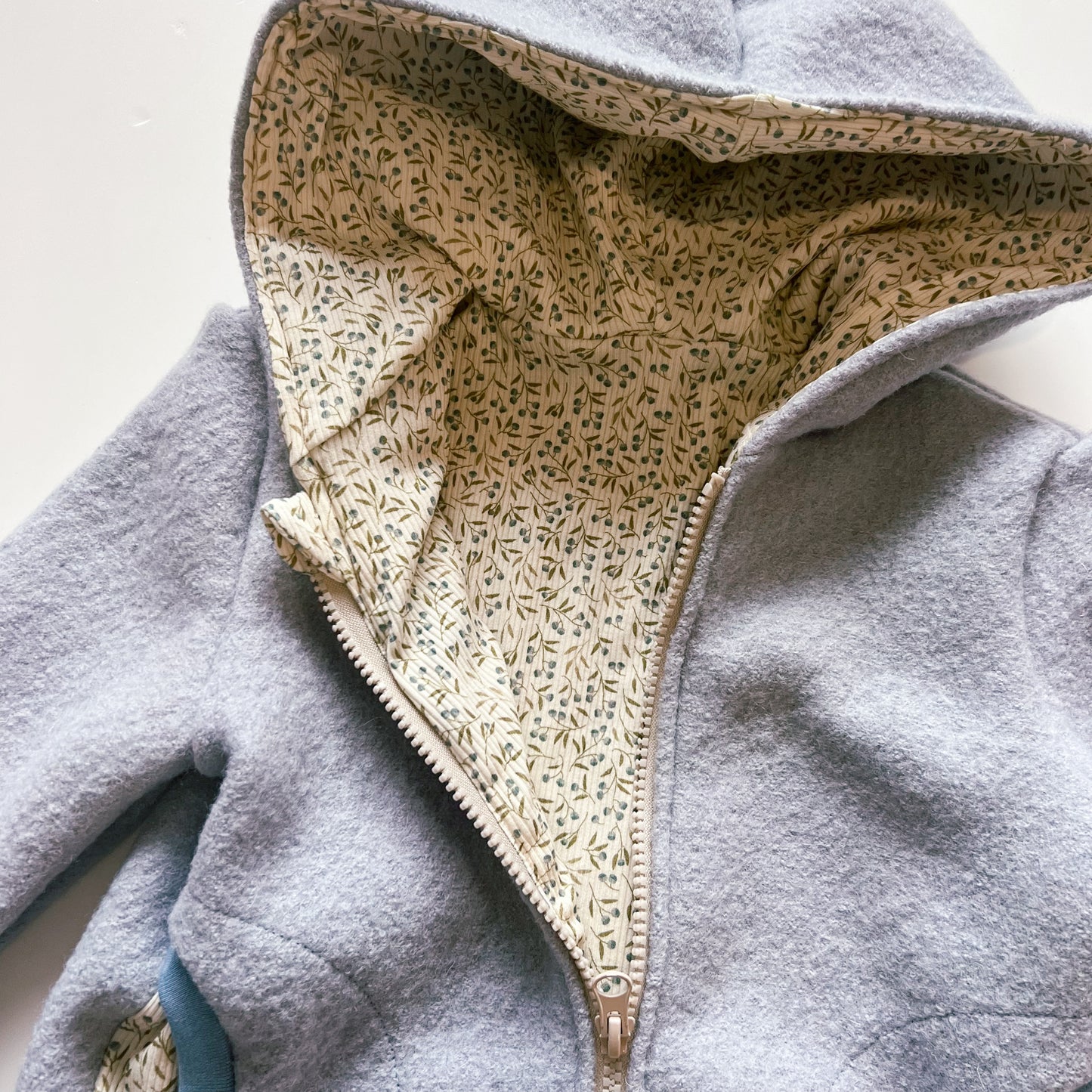Montessori Walkjacke in Blau mit  Blaubeerpflanze, magnetischen Reißverschluss