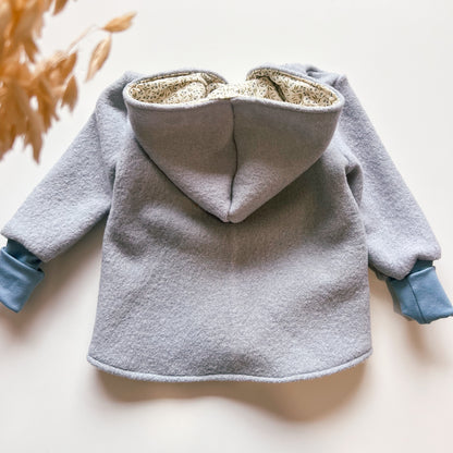 Montessori Walkjacke in Blau mit  Blaubeerpflanze, magnetischen Reißverschluss