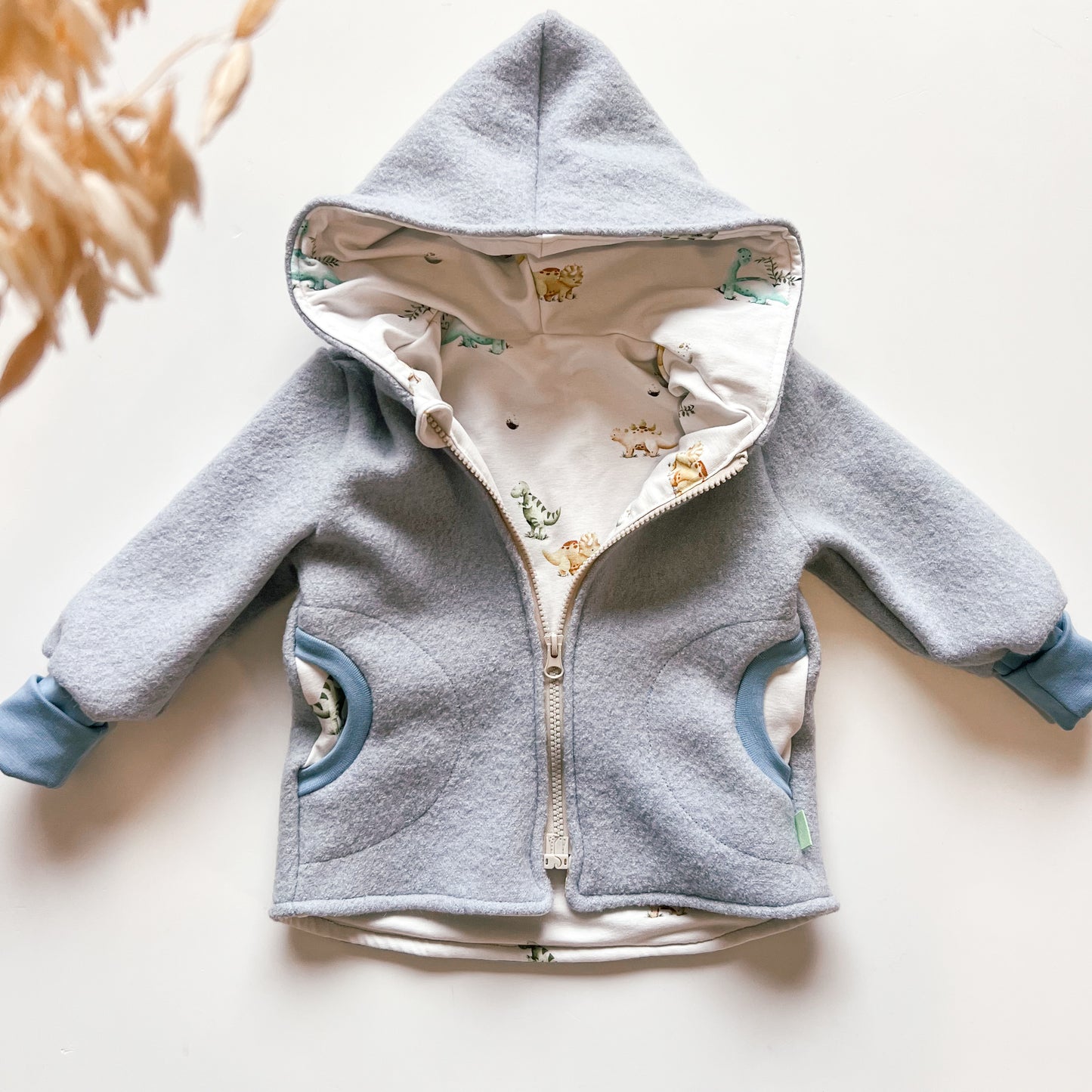 Montessori Walkjacke in Blau mit Dino, magnetischen Reißverschluss