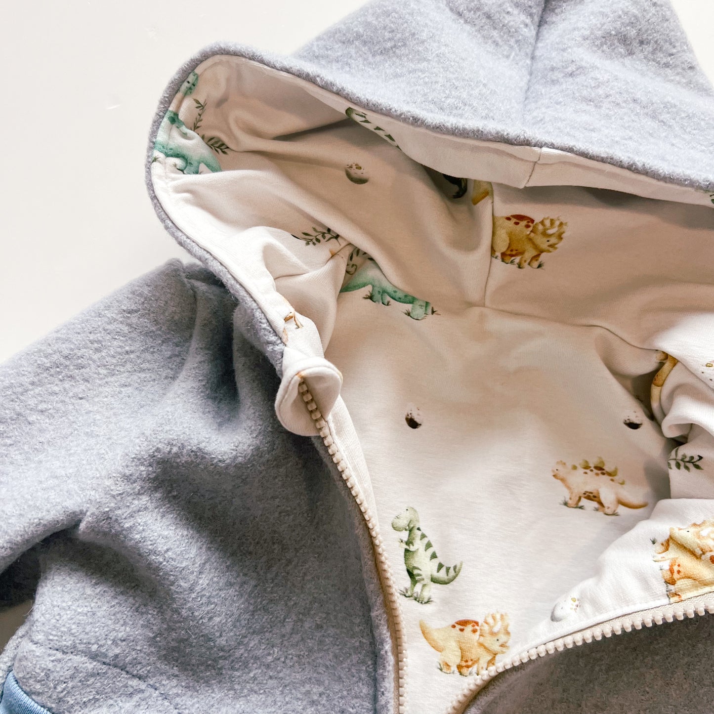 Montessori Walkjacke in Blau mit Dino, magnetischen Reißverschluss