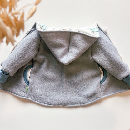 Montessori Walkjacke in Blau mit Dino, magnetischen Reißverschluss