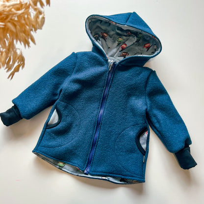 Montessori Walkjacke in Blau mit Ninjas, magnetischen Reißverschluss