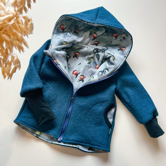 Montessori Walkjacke in Blau mit Ninjas, magnetischen Reißverschluss