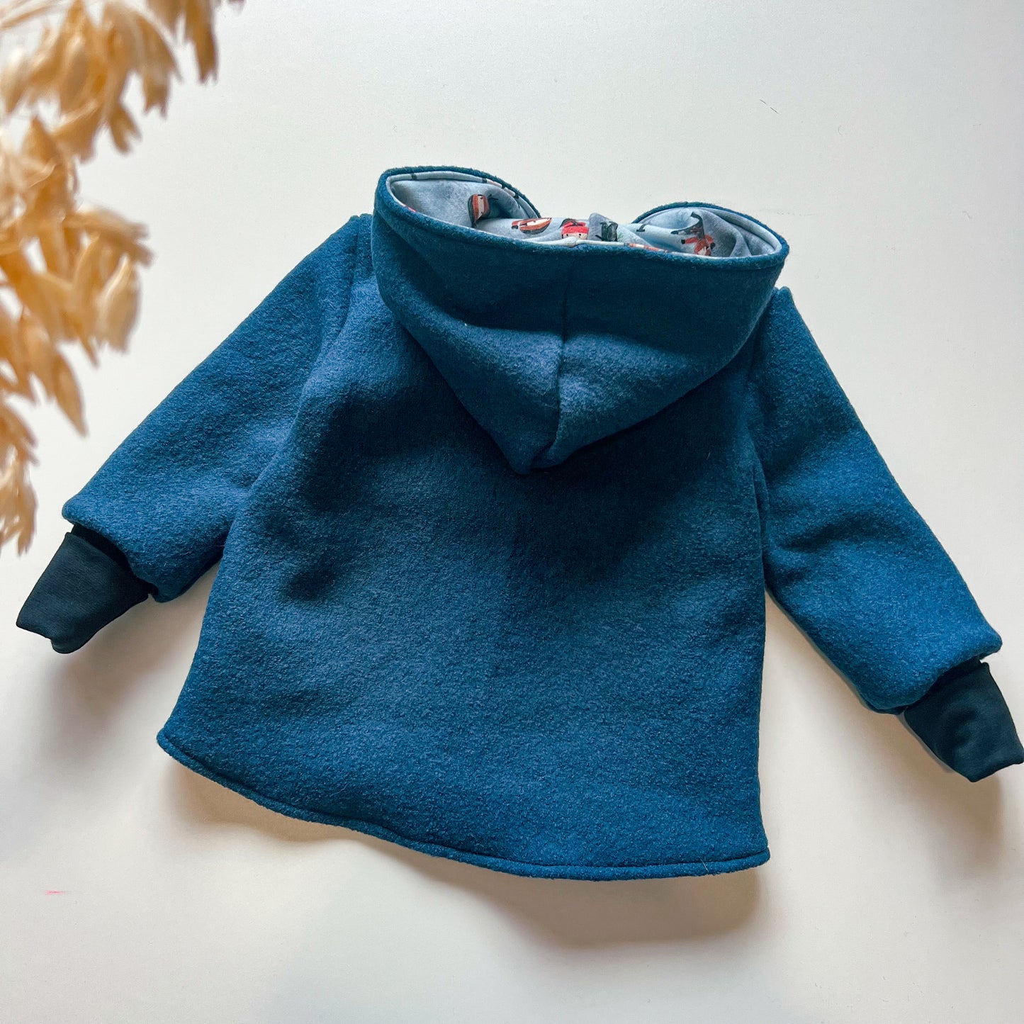 Montessori Walkjacke in Blau mit Ninjas, magnetischen Reißverschluss