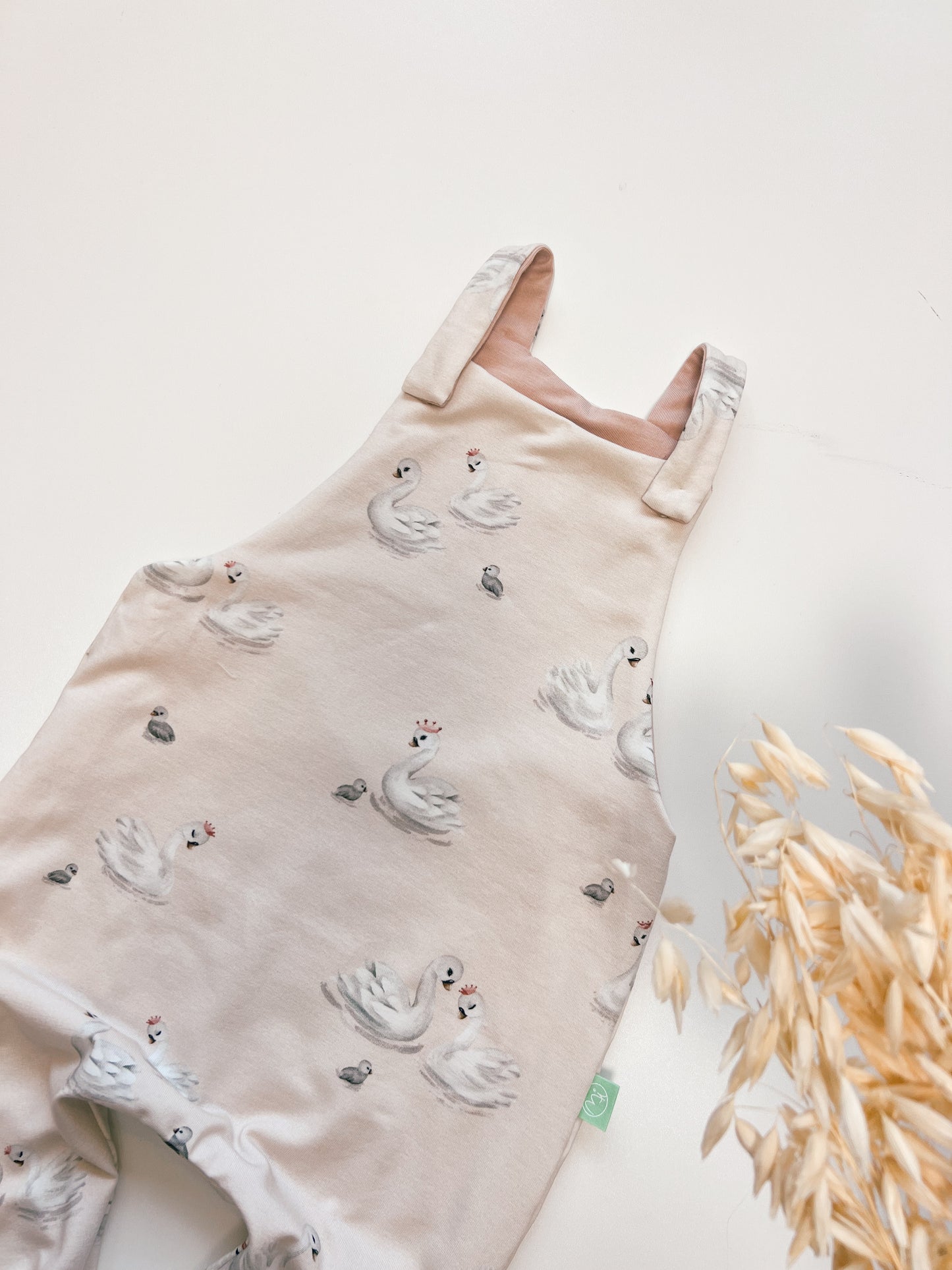 Wendbarer Baby-Latzhose aus Bio-Stoff - Schwan