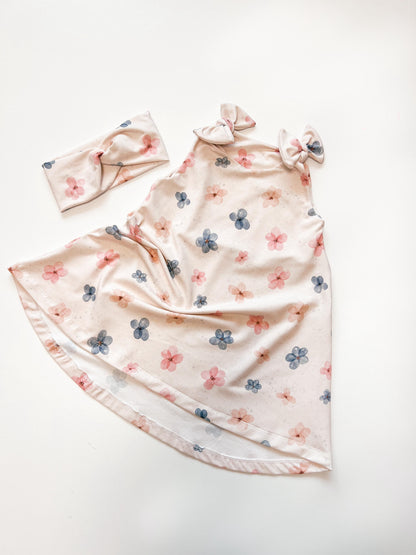 Mädchenkleid mit Schleife und Zipfelsaum, Blumen Aquarell
