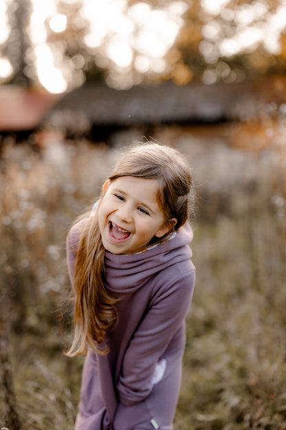 Kleid Mili mit Kapuze für Mädchen – Lila und Blumen