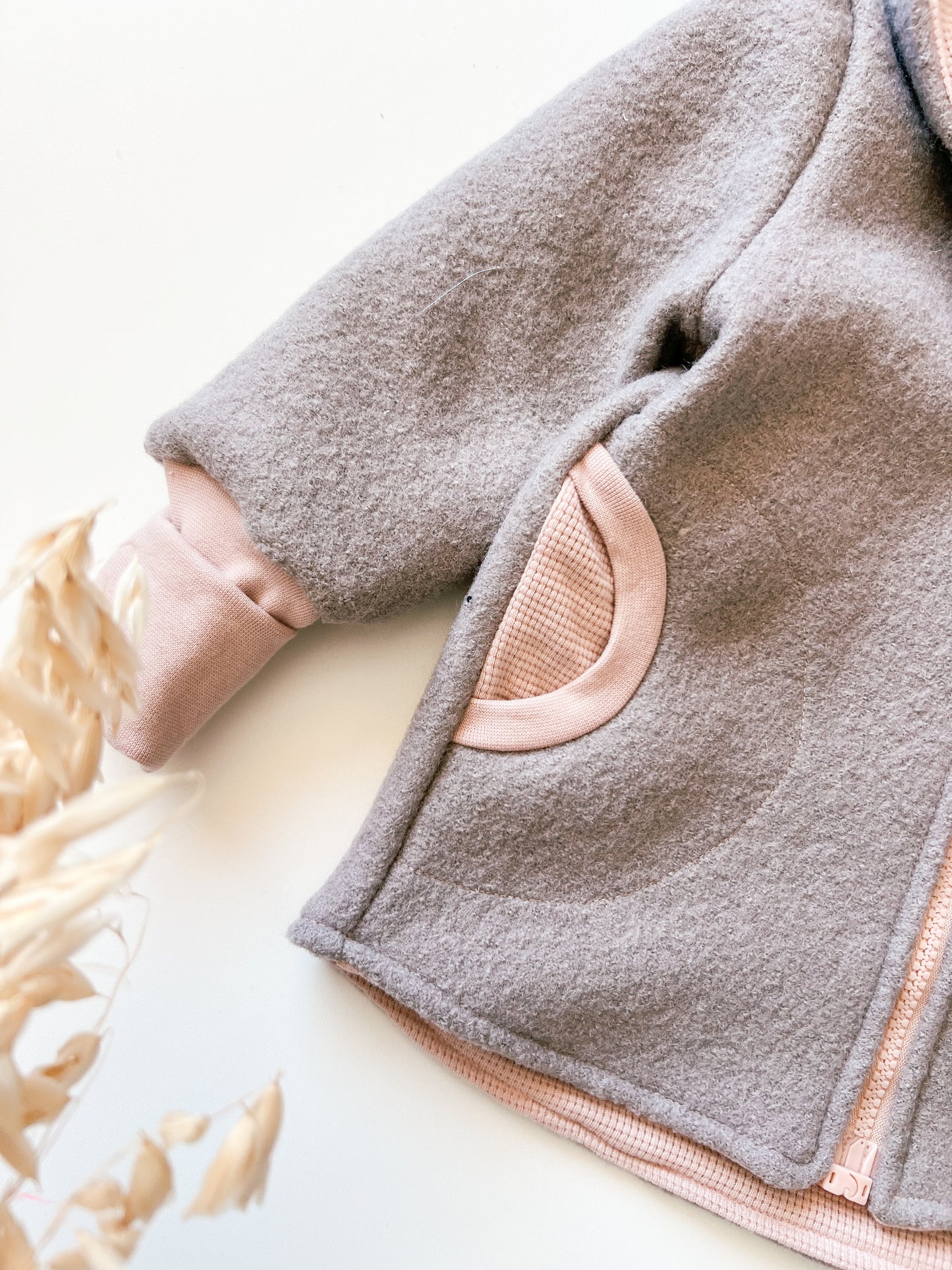 Montessori Walkjacke in grau, magnetischen Reißverschluss