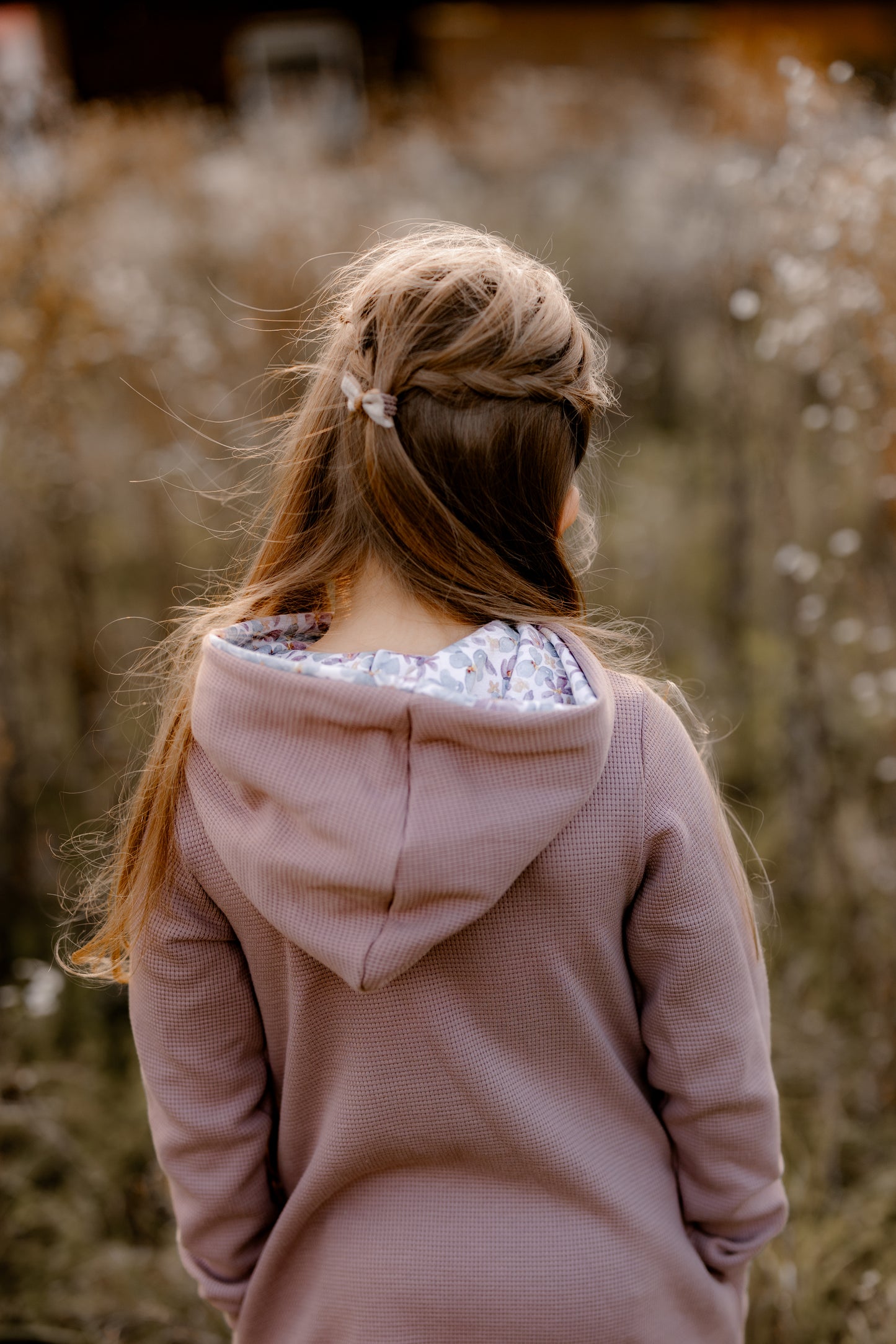 Kleid Mili mit Kapuze für Mädchen – Mauve und Blumen