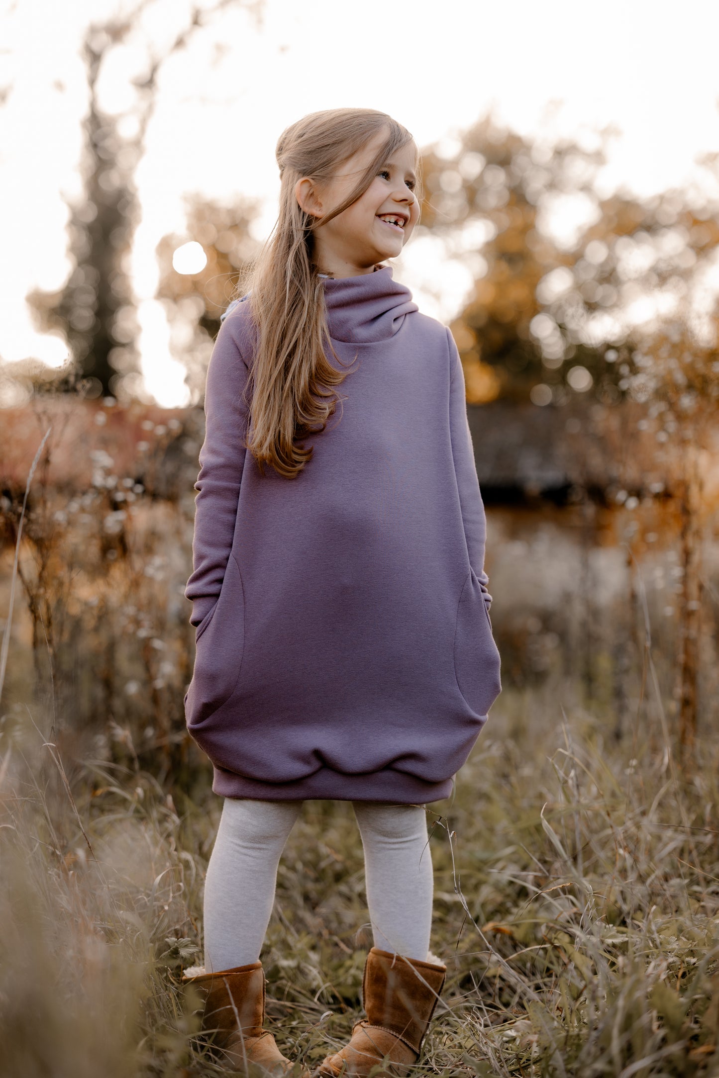 Kleid Mili mit Kapuze für Mädchen – Lila und Blumen