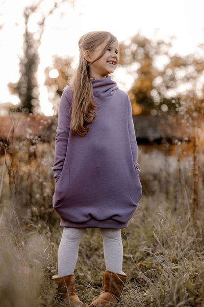 Kleid Mili mit Kapuze für Mädchen – Lila und Blumen