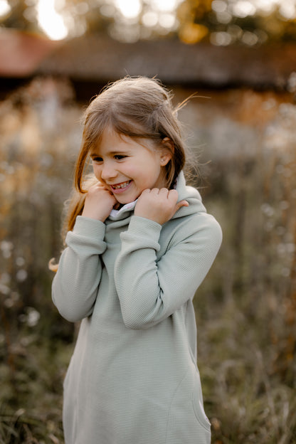 Kleid Mili mit Kapuze für Mädchen – Mint und Blumen