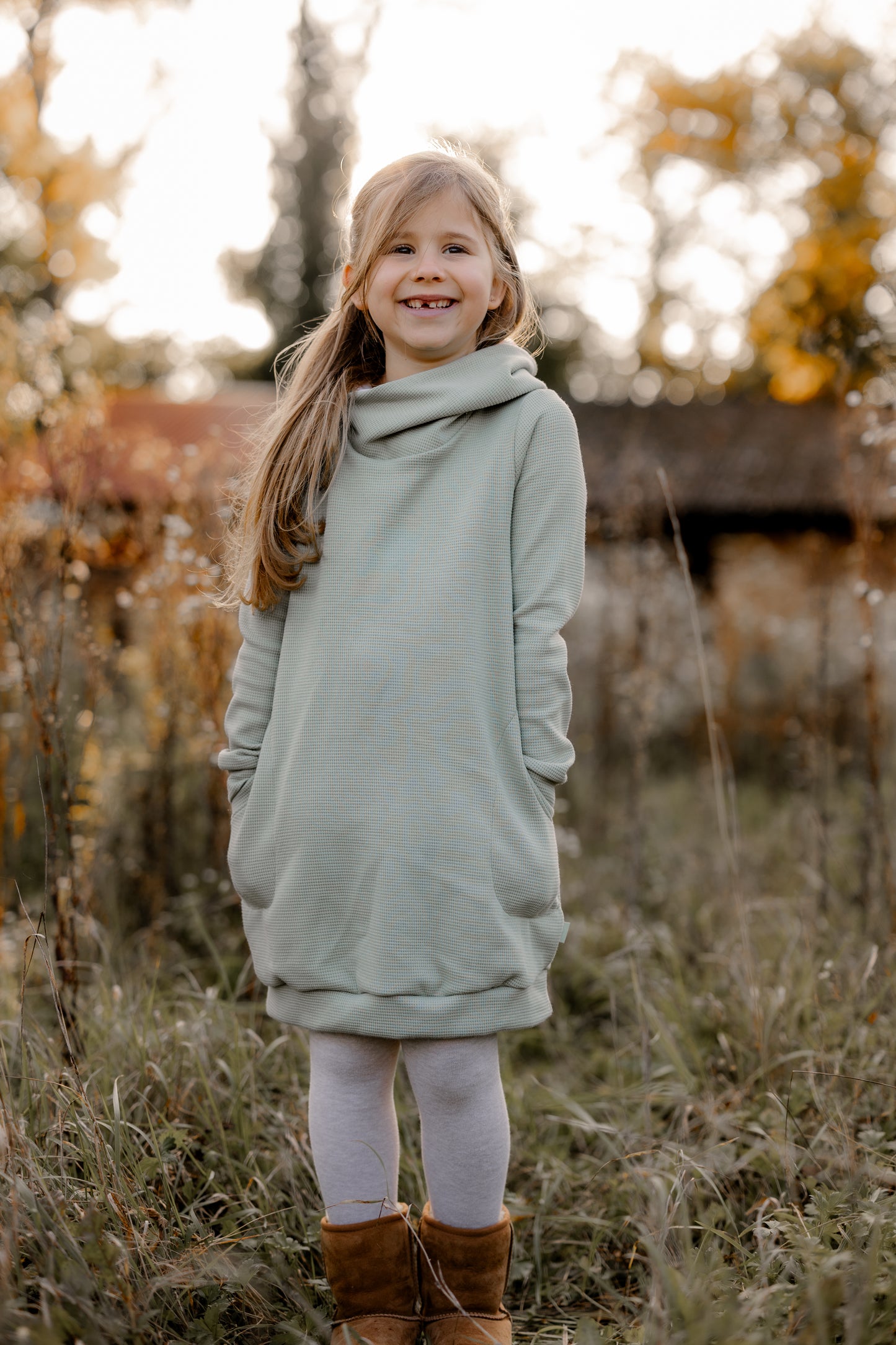 Kleid Mili mit Kapuze für Mädchen – Mint und Blumen