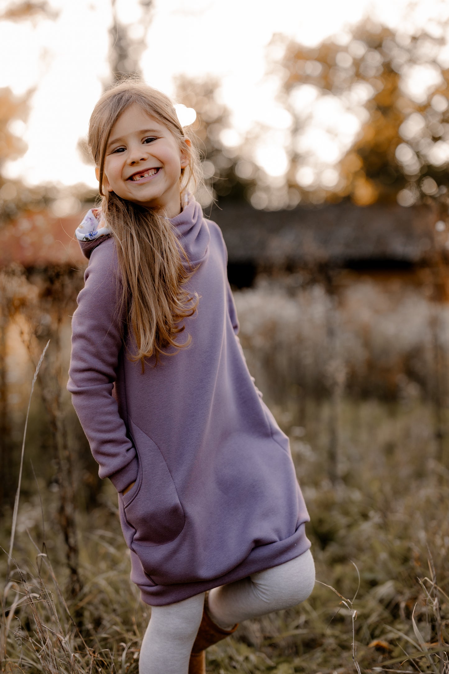 Kleid Mili mit Kapuze für Mädchen – Lila und Blumen