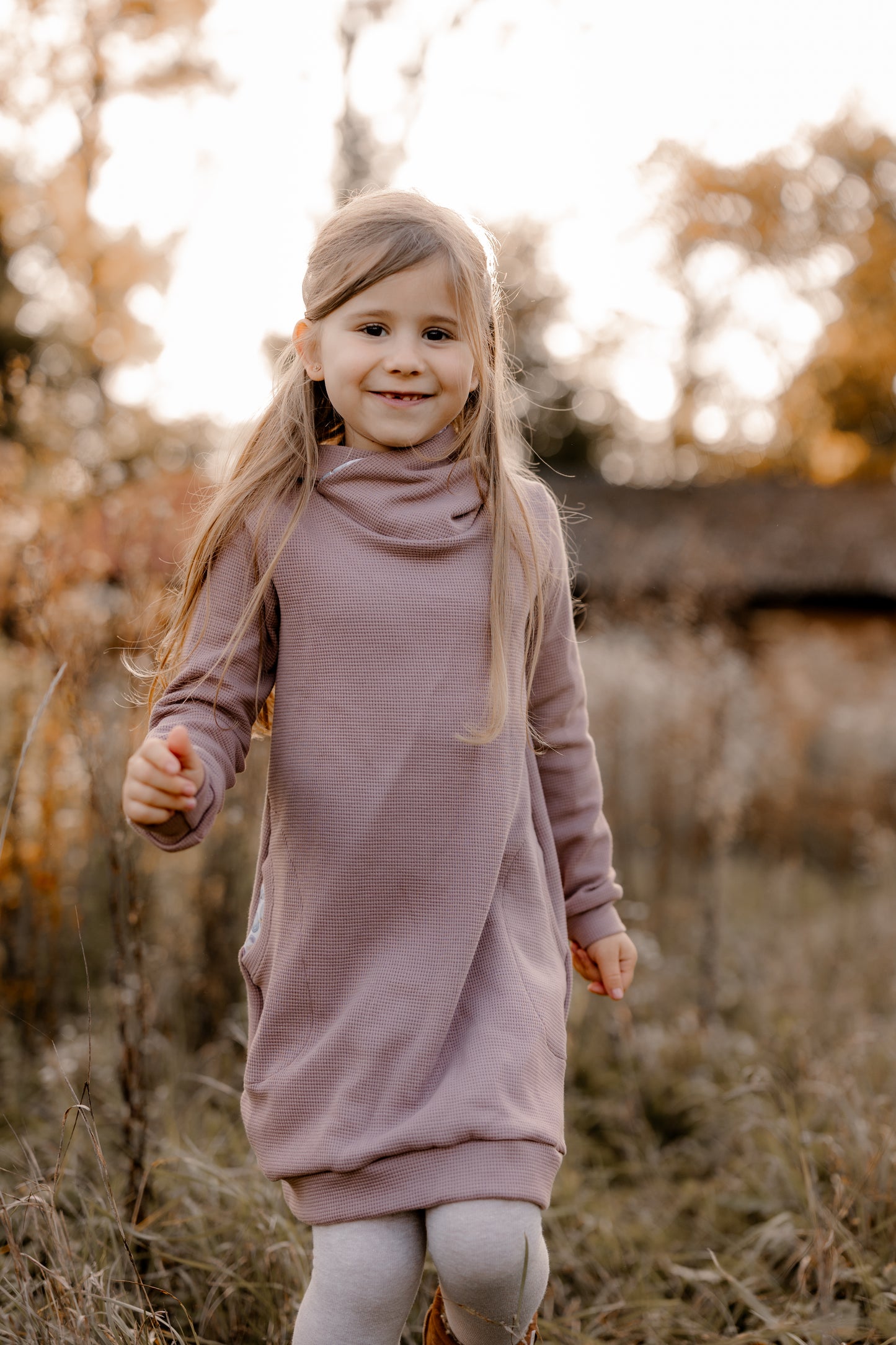 Kleid Mili mit Kapuze für Mädchen – Mauve und Blumen
