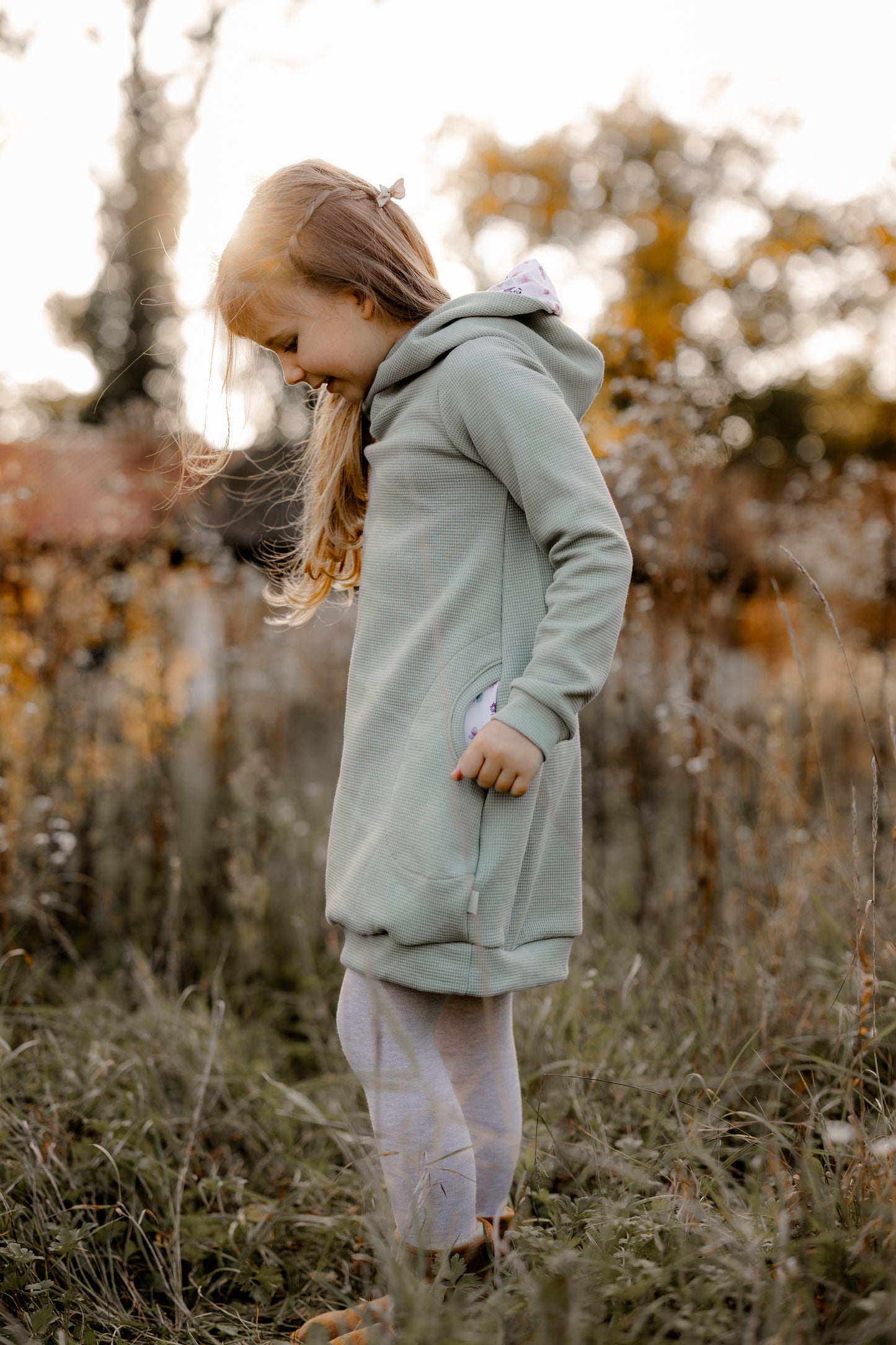 Kleid Mili mit Kapuze für Mädchen – Mint und Blumen