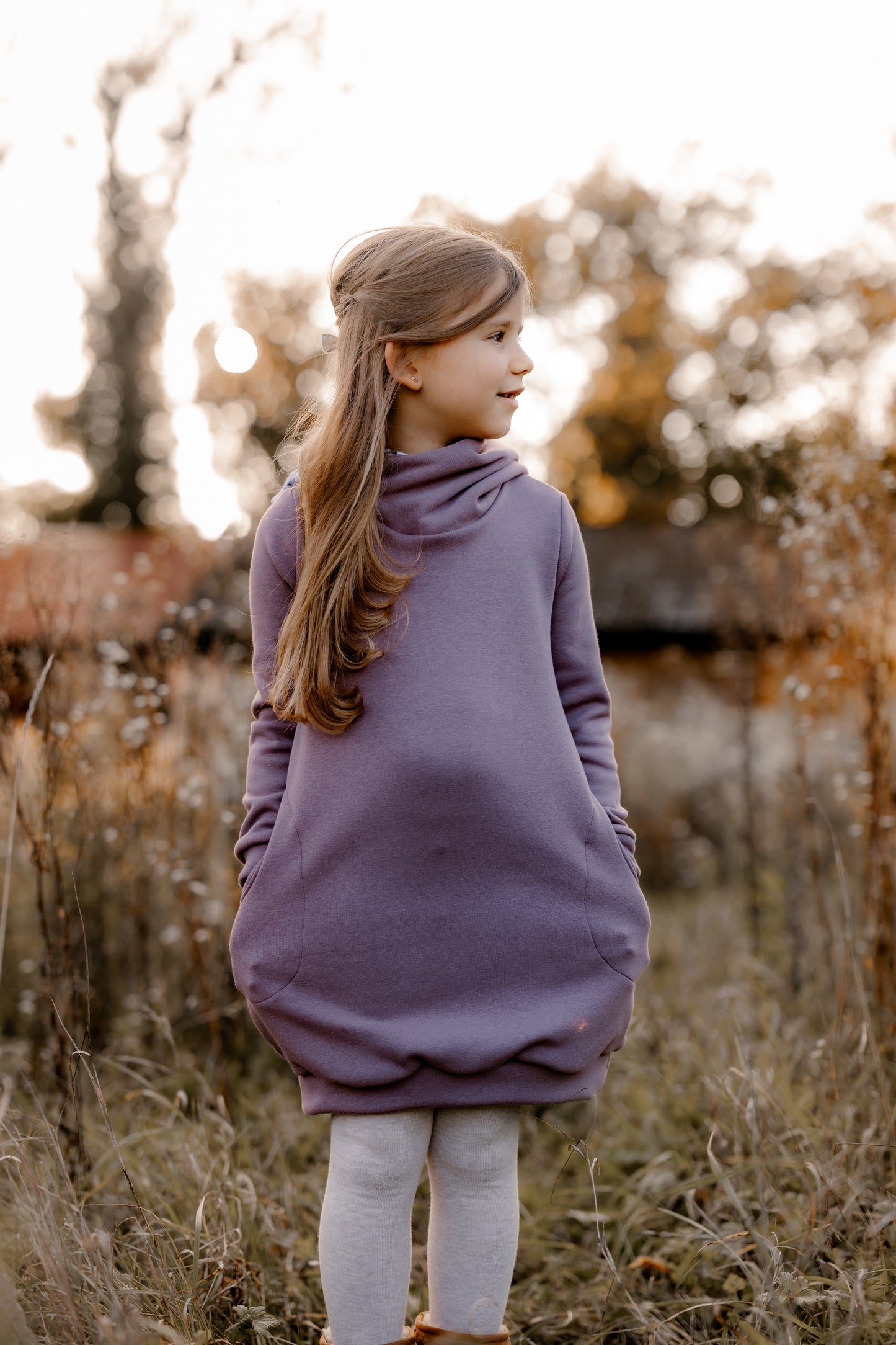 Kleid Mili mit Kapuze für Mädchen – Lila und Blumen