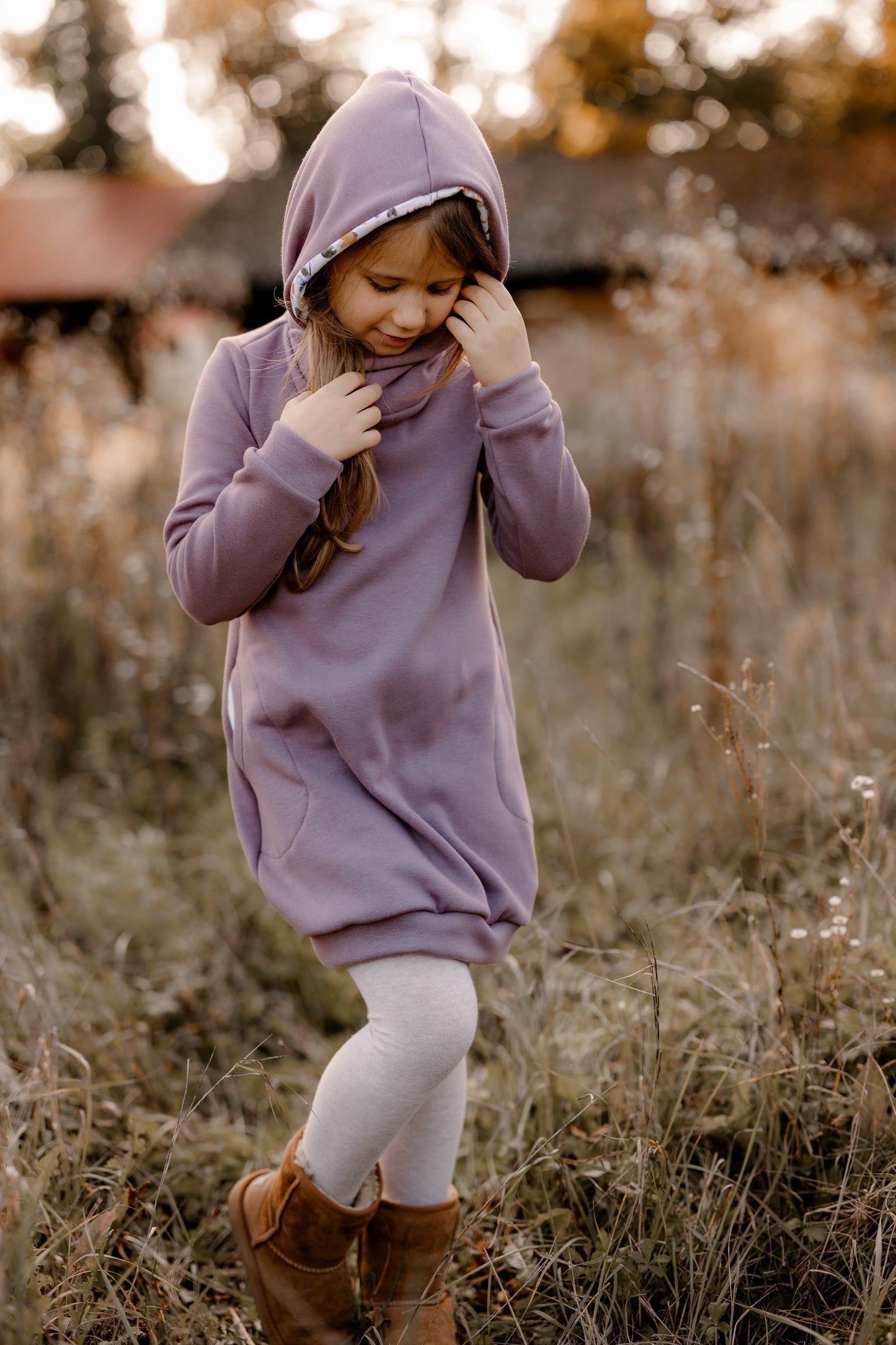 Kleid Mili mit Kapuze für Mädchen – Lila und Blumen