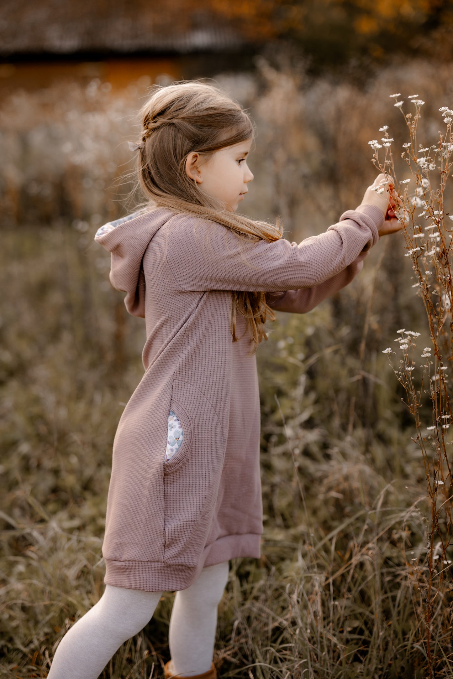 Kleid Mili mit Kapuze für Mädchen – Mauve und Blumen
