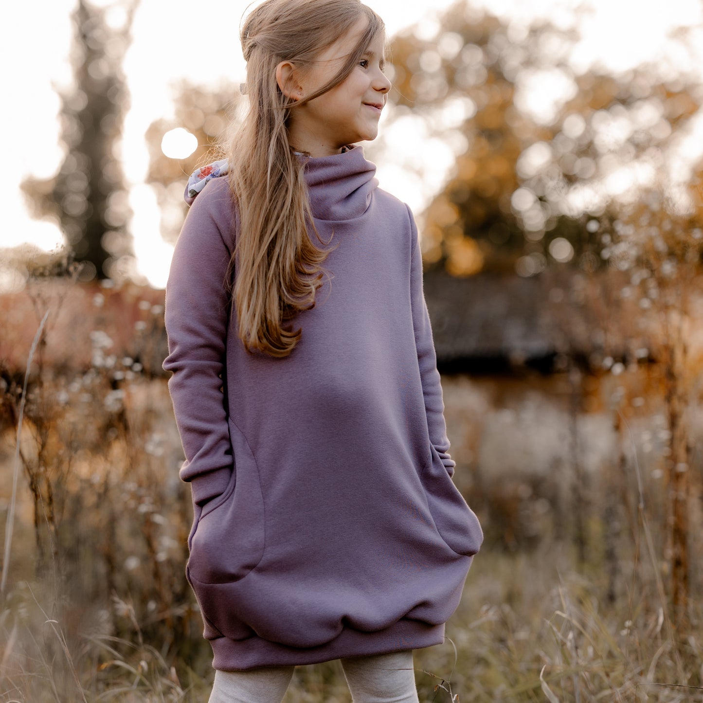 Kleid Mili mit Kapuze für Mädchen – Lila und Blumen