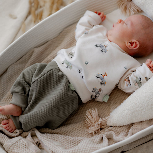 Baby Set Autos – Oversize Pulli in Olive und Pumphose