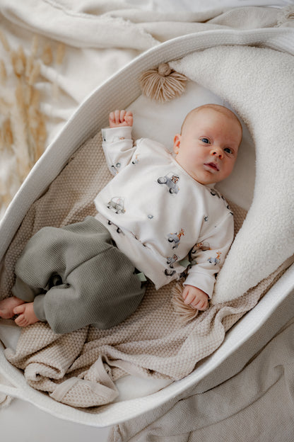 Baby Set Autos – Oversize Pulli in Olive und Pumphose